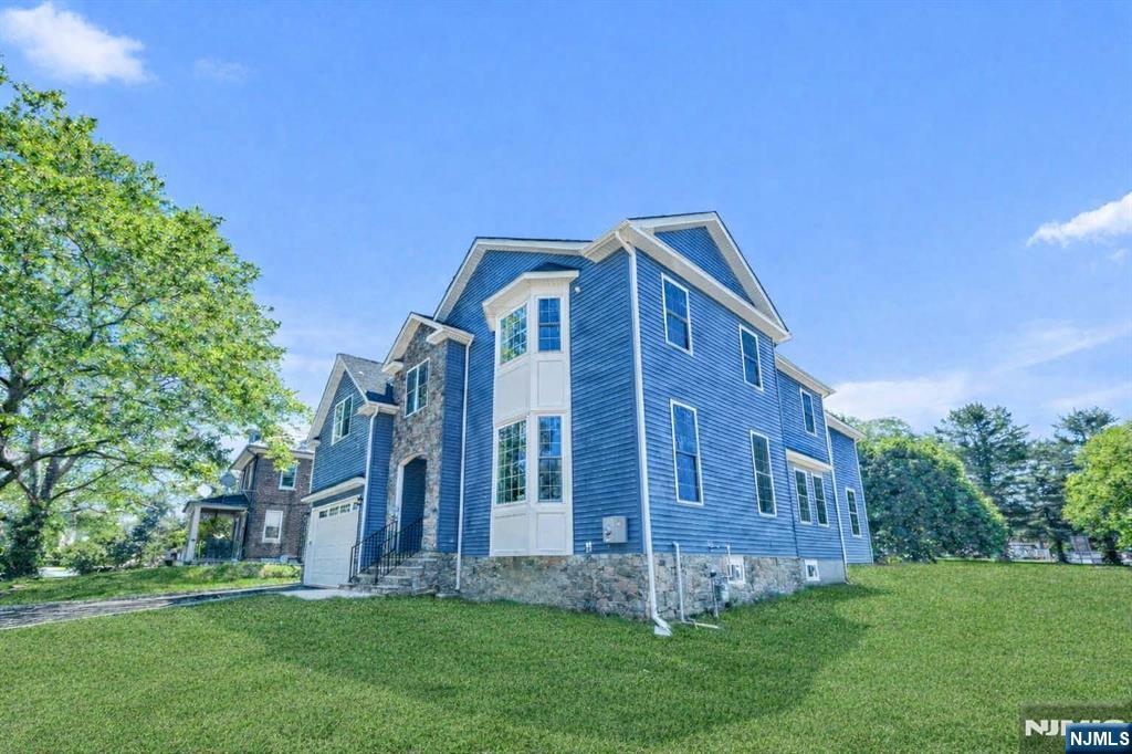 210 Corliss Avenue - Photo 2