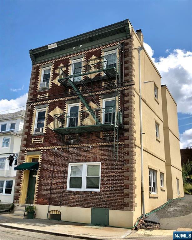 280 Macarthur Avenue - Photo 1