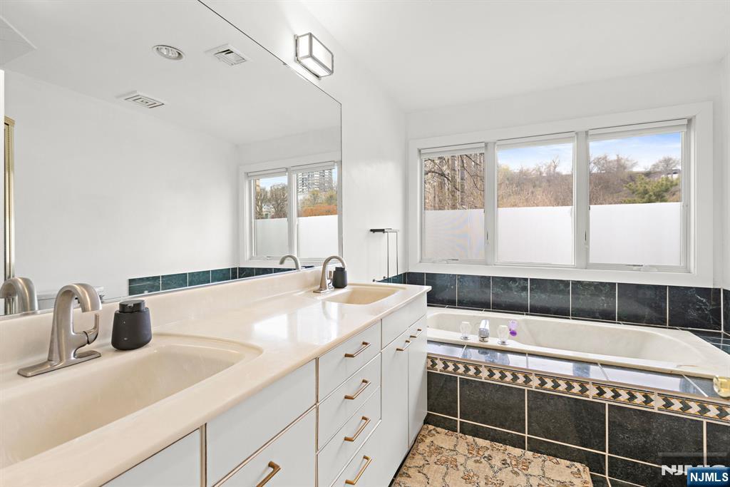 11A Riverview UNIT 11A, North Bergen, NJ, 07047