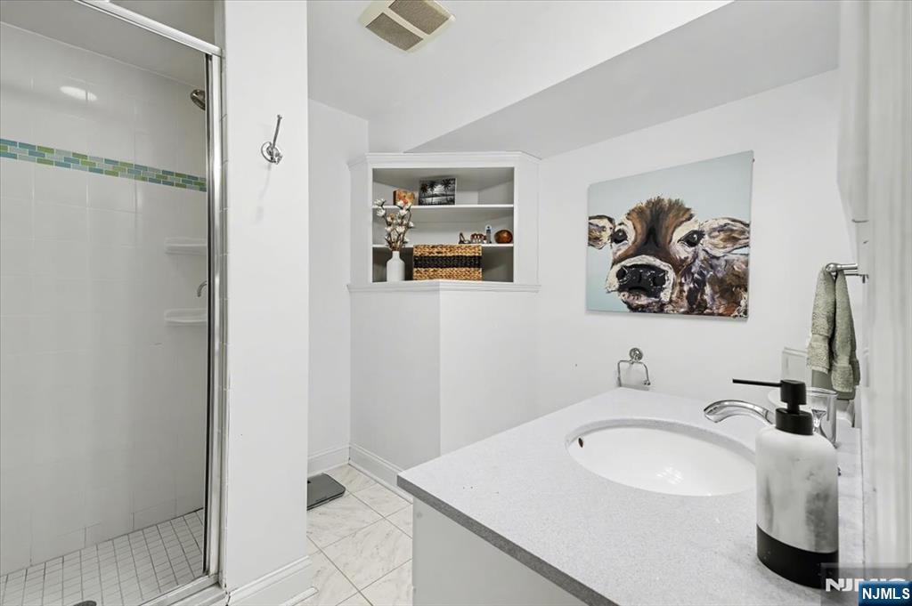 Convenient Full Bath