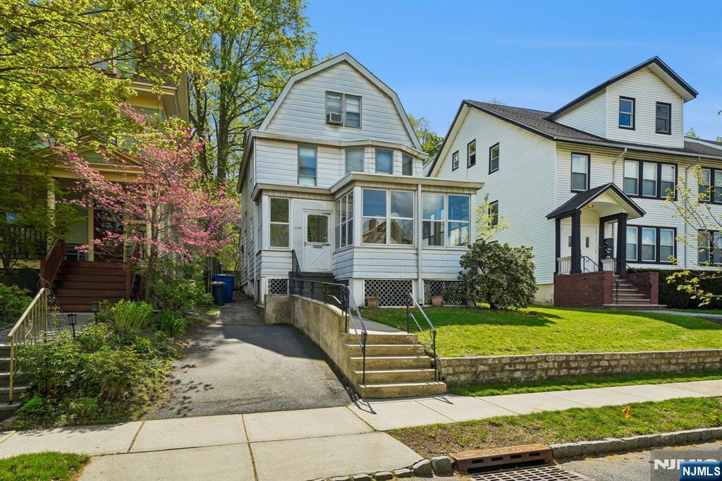 324 Academy Street - Photo 2