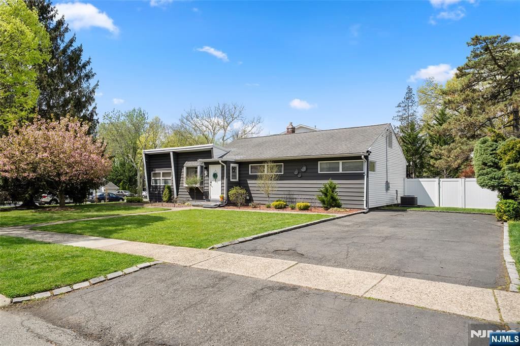 155 Zabriskie Place - Photo 2