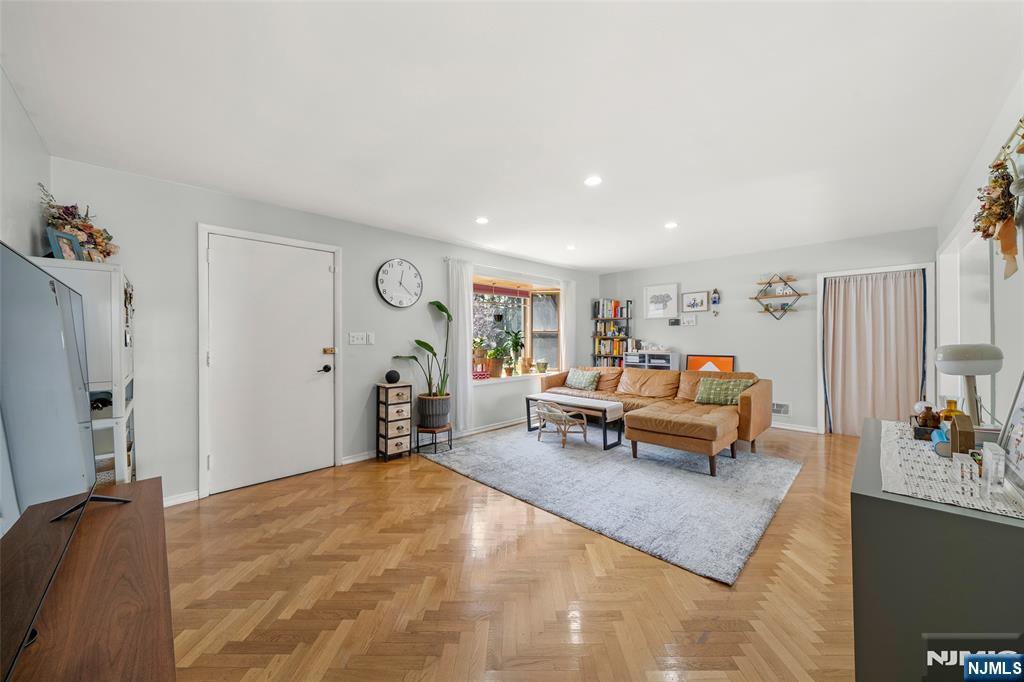 155 Zabriskie Place - Photo 4