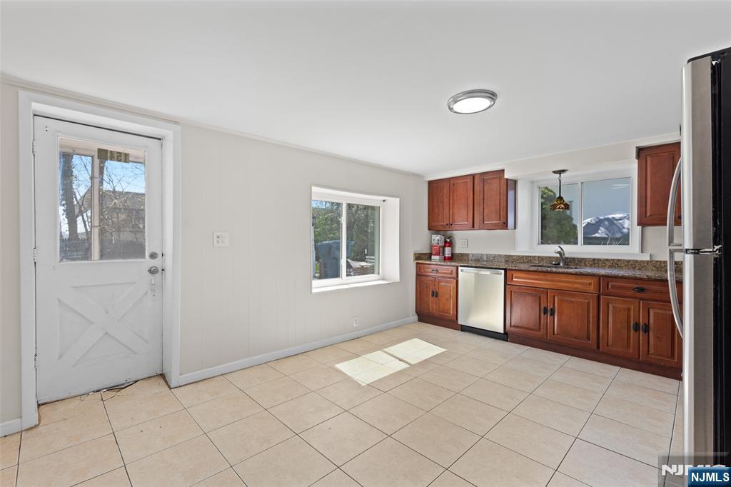 154 Ames Street - Photo 3