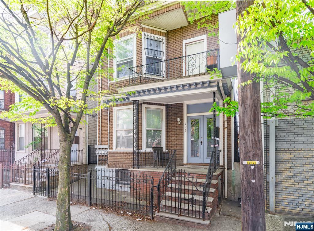 196 Sussex Avenue - Photo 3