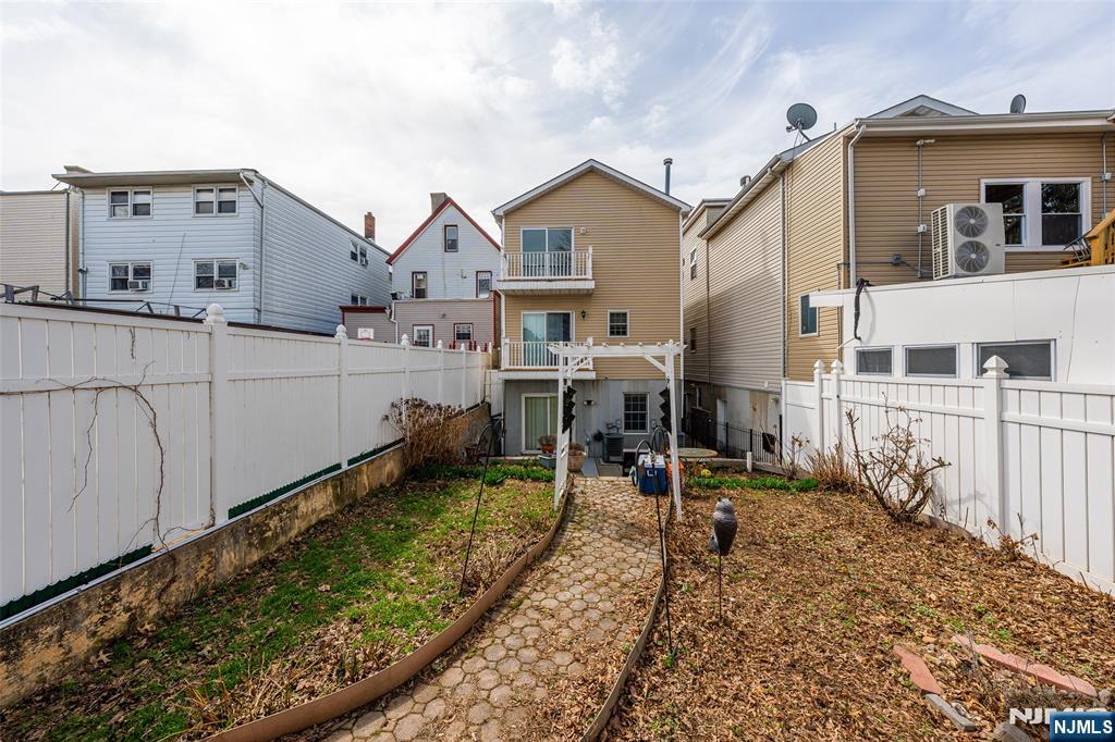 714 17th Street - Photo 2