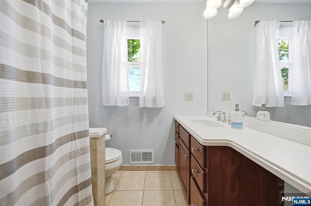 31 Dacotah Avenue, Oakland, NJ, 07436