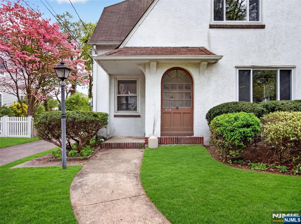 618 Wyndemere Avenue - Photo 2