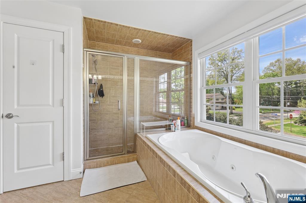 4 Leoson Parkway — photo 32