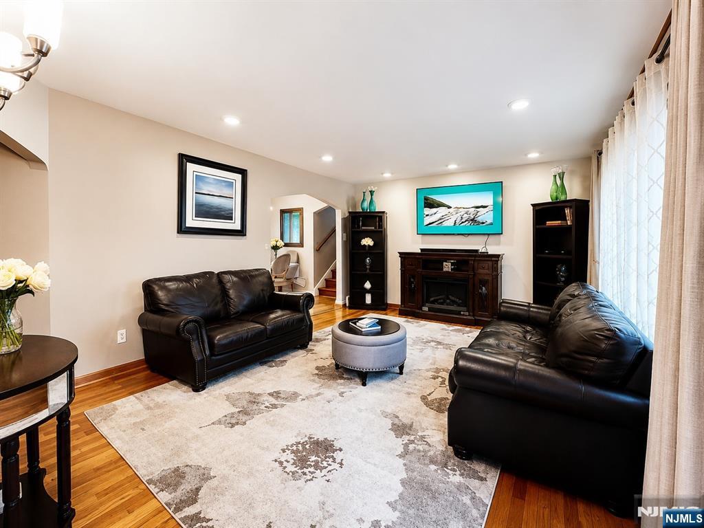 321 Maplewood Drive - Photo 3