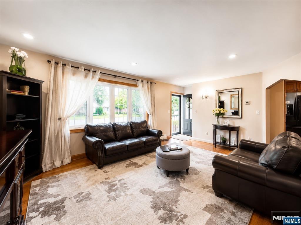 321 Maplewood Drive - Photo 4