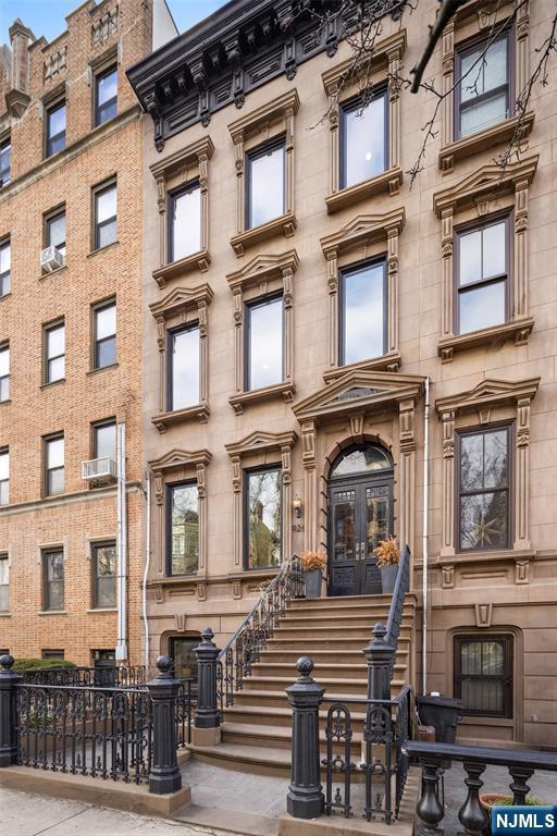 926 Hudson Street - Photo 1