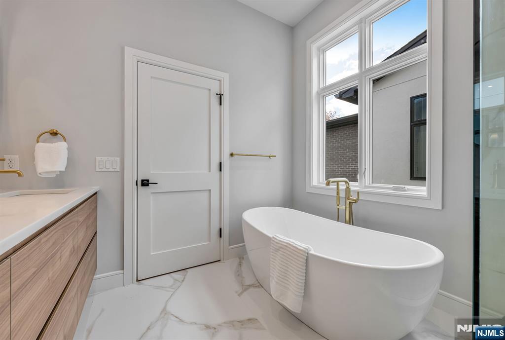 2447 Camner, Fort Lee, NJ, 07024