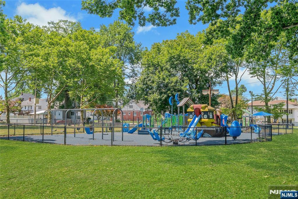 20 Florence Pl, Elmwood Park, NJ 07407