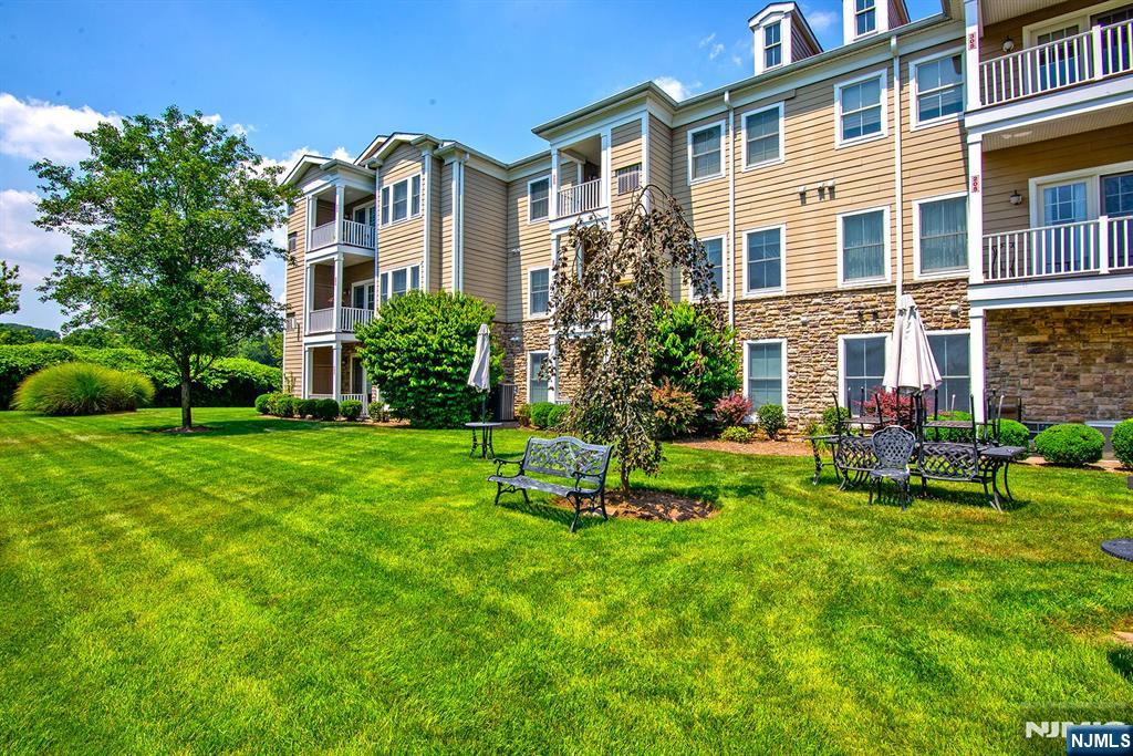 5 Tenakill Pk #212, Cresskill, NJ 07626