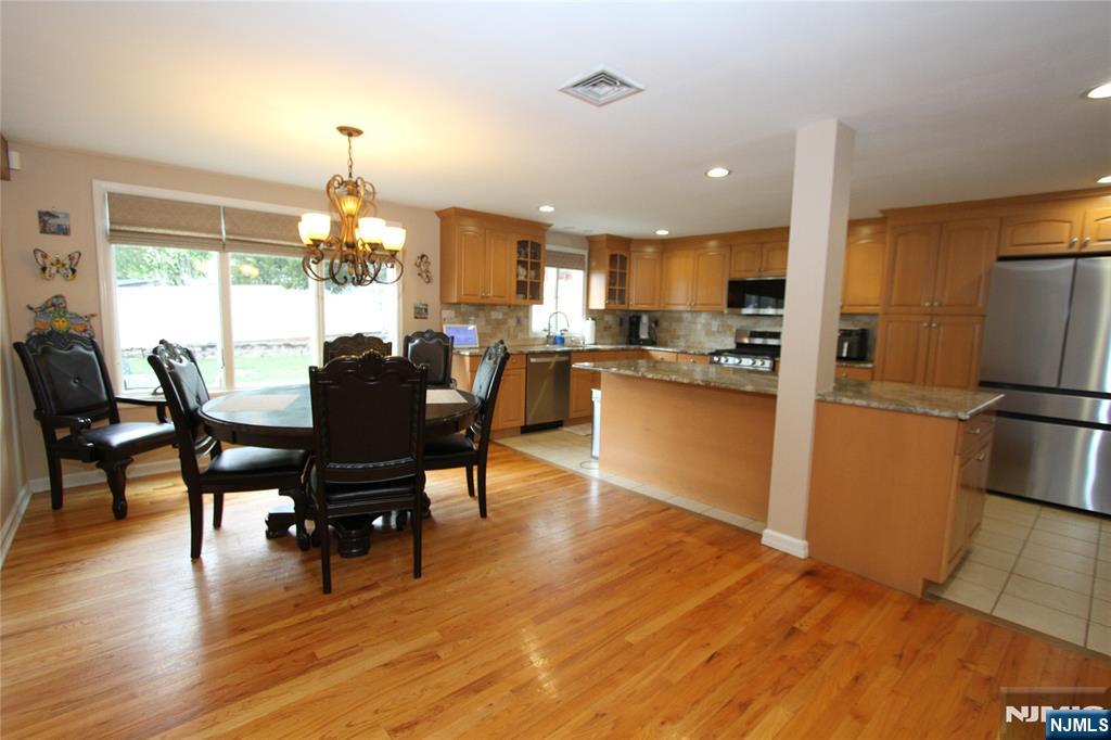 Kitchen w/ Breakfast area