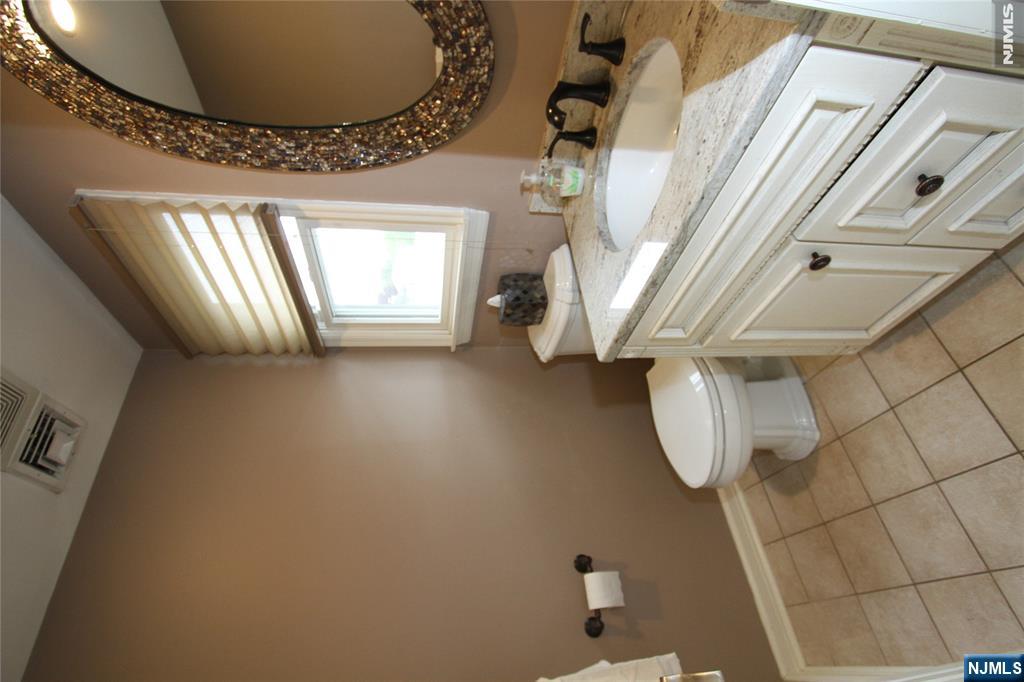 1st floor 1/2 bath