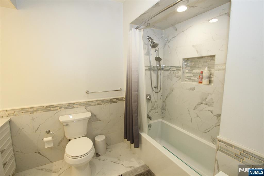 2nd Floor Main Bath
