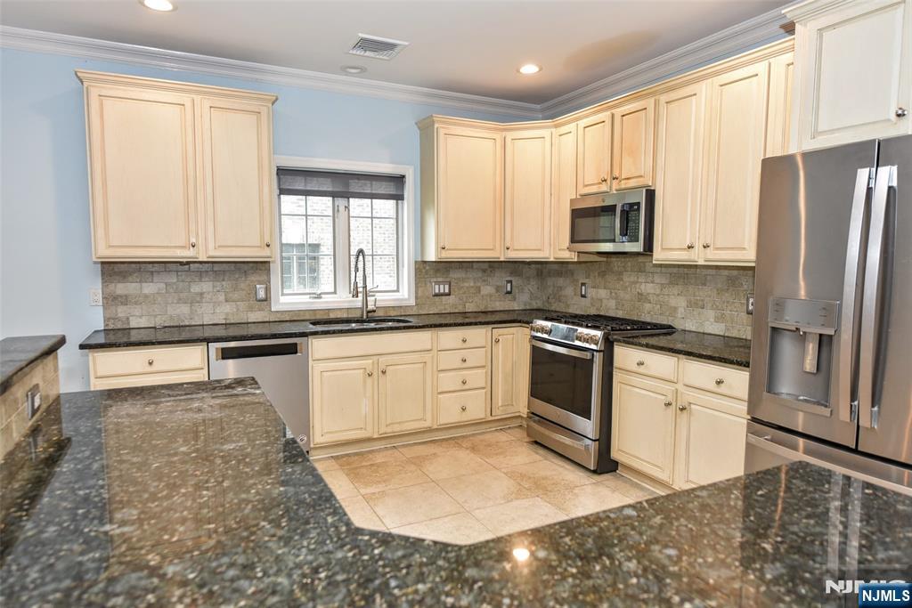15 Sherbrooke, Saddle River, NJ 07458 Listing Photo  12