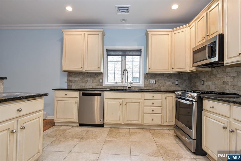 15 Sherbrooke, Saddle River, NJ 07458 Listing Photo  16