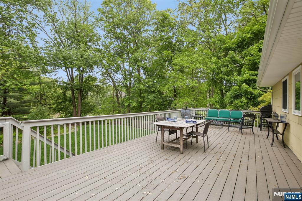 Expansive deck