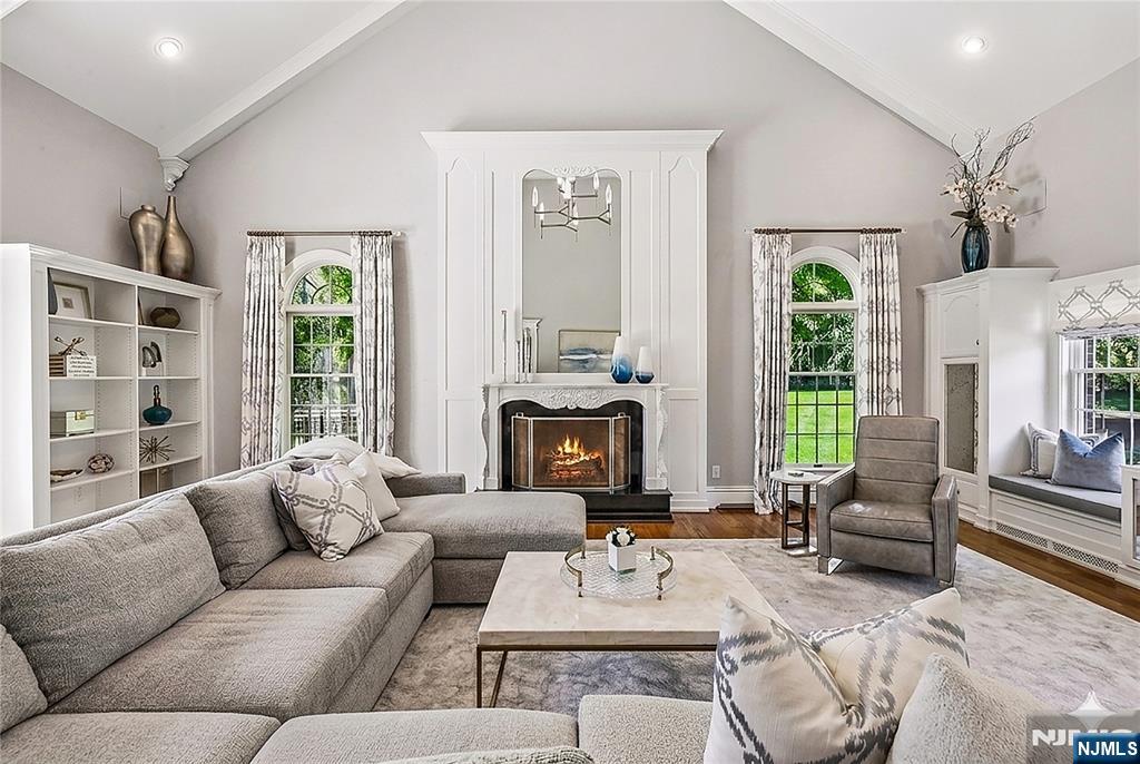 Bright Breathtaking Great Room/Fireplace/Bar &Custom Built-Ins