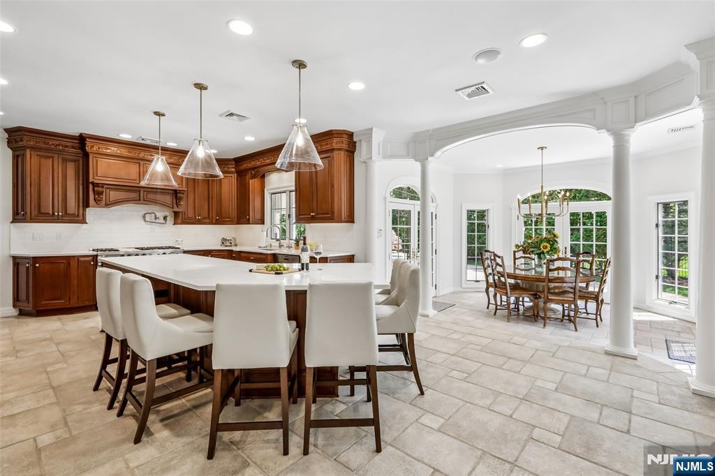 Recently Renovated Kitchen! Radiant Heated!Viking/Sub-Zero