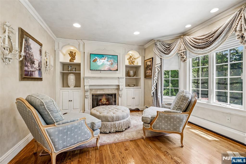 Well Appointed PBR Sitting Room withFireplace, Built-Ins & TV