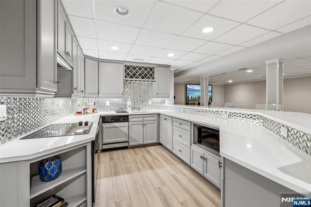 WOW!! Full Kitchen! Wet Bar!