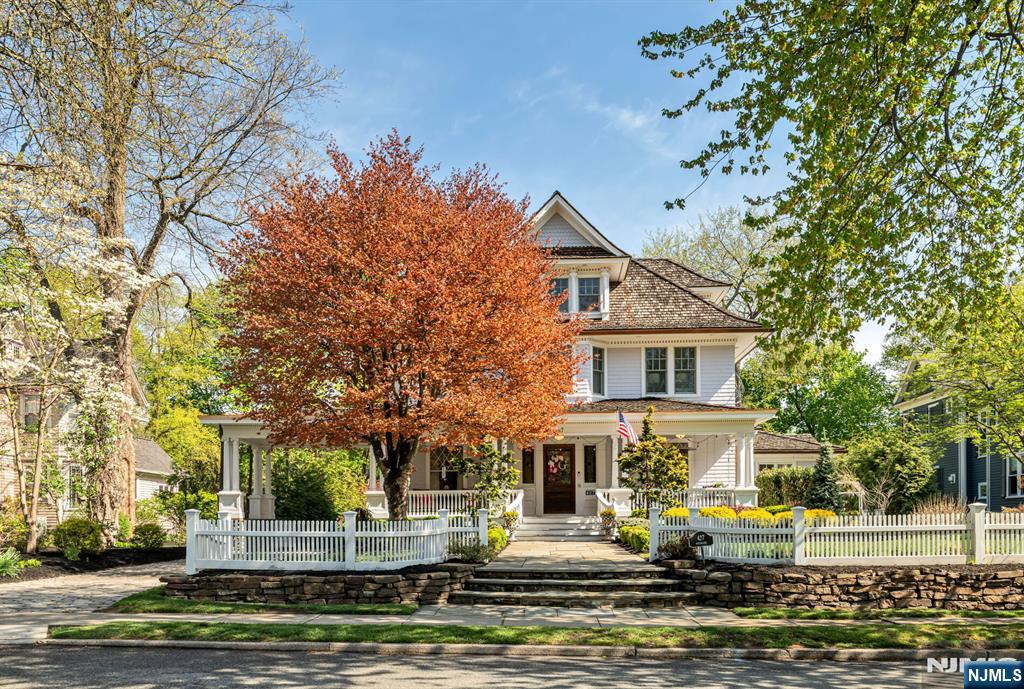 38 Trautwein Crescent, Closter, NJ, 07624