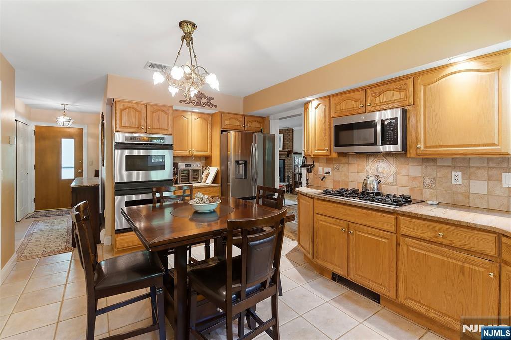 Chef's Eat-in Kitchen complete with double ovens, stainless steel appliances, granite countertops