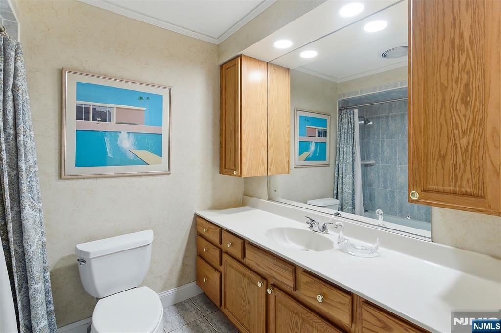 Hall full bathroom