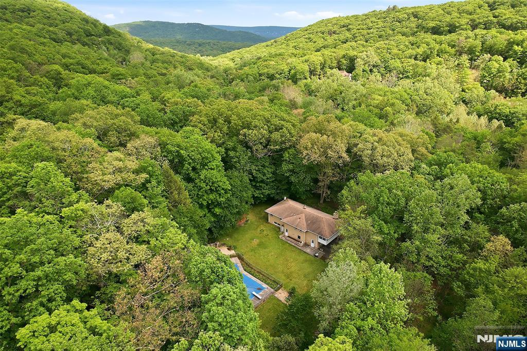 Spectacular private property in a stunning natural setting!