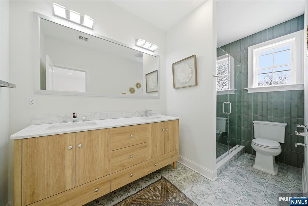 28 1/2 Irving Street — photo 14