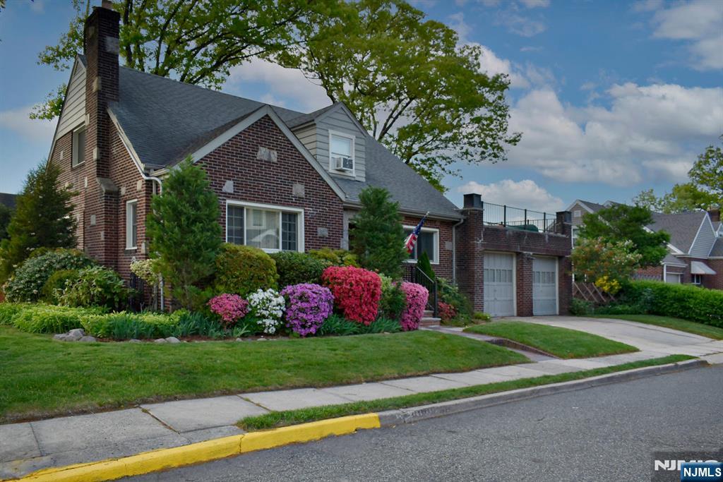 585 Monroe Pl, Ridgefield, NJ 07657