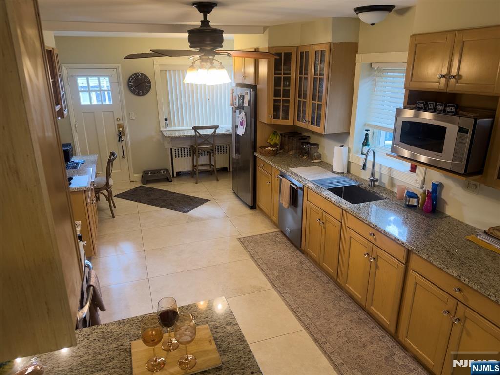 585 Monroe Place — photo 9
