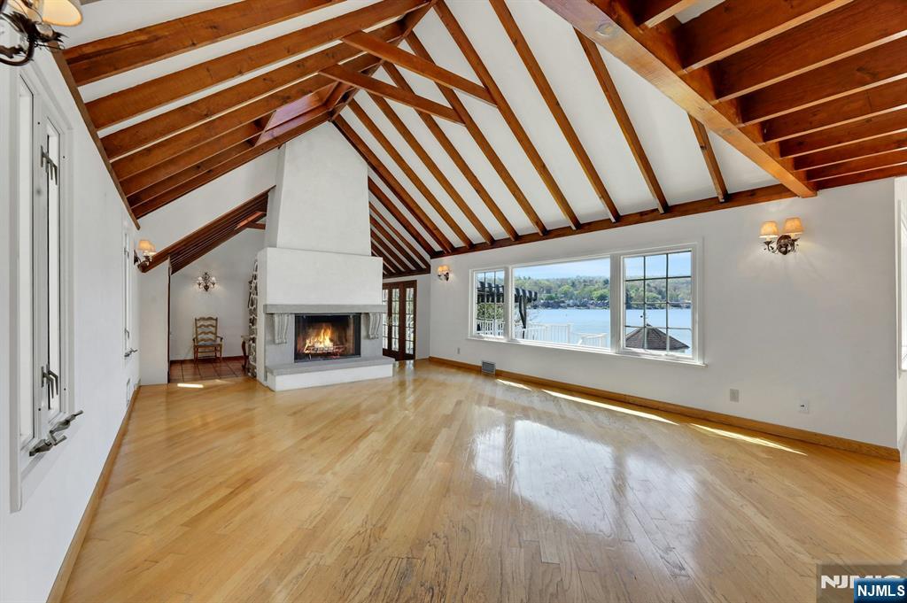 Livingroom w Fireplace