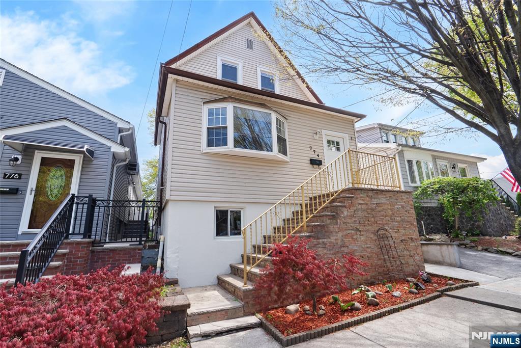 $699,999 Colonial