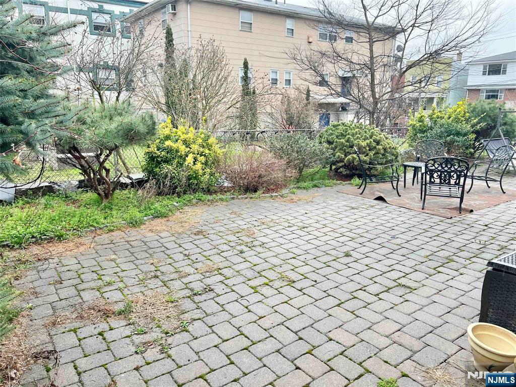 284 John Street 1 - Photo 4