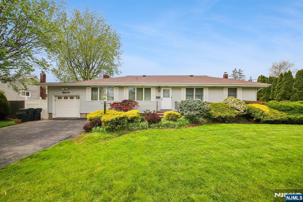 82 Seminary St, Bergenfield, NJ 07621