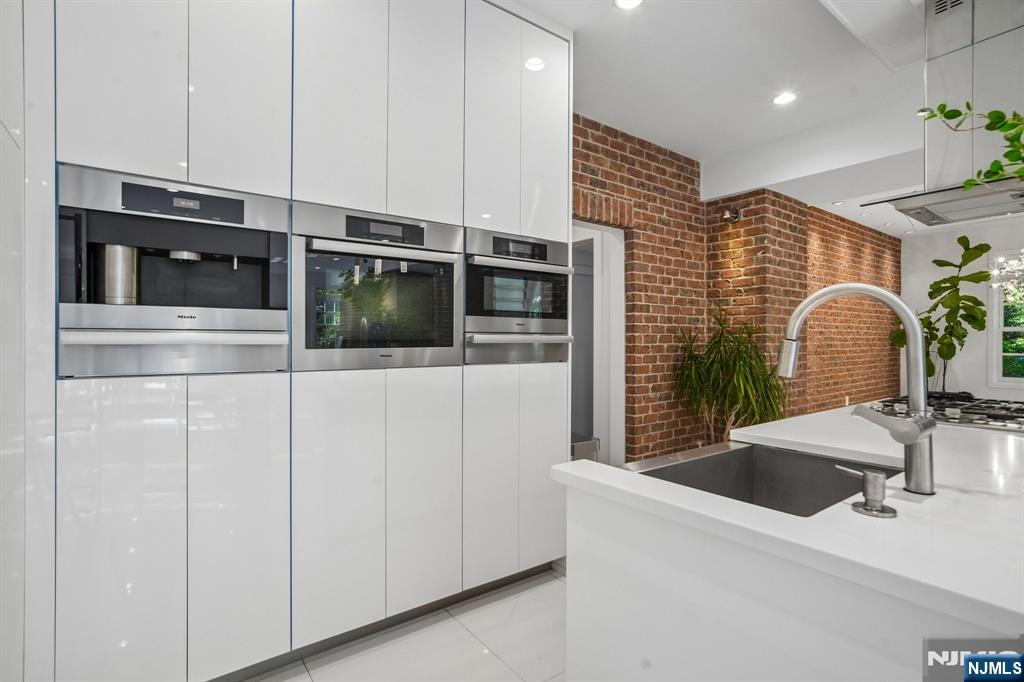2B Paris Avenue — photo 11