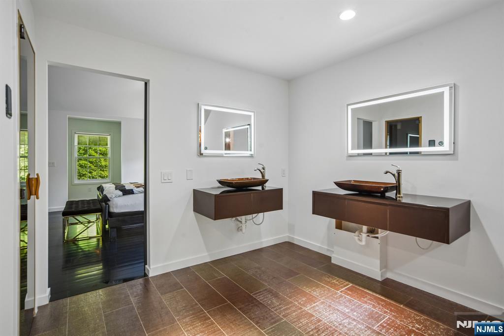 2B Paris Avenue — photo 18