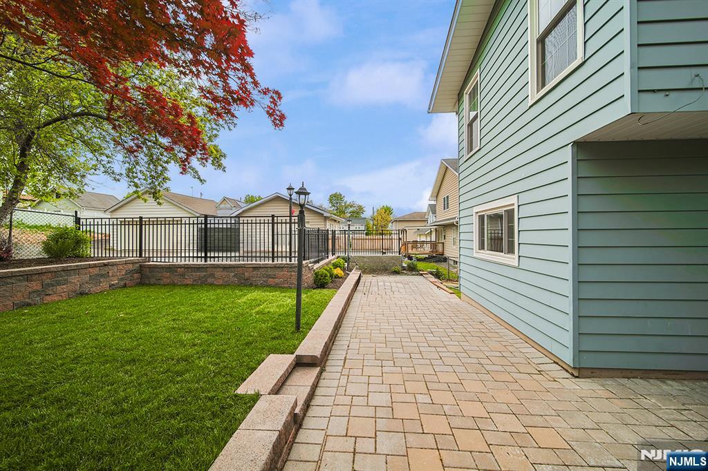 586 Hillside Street - Photo 3