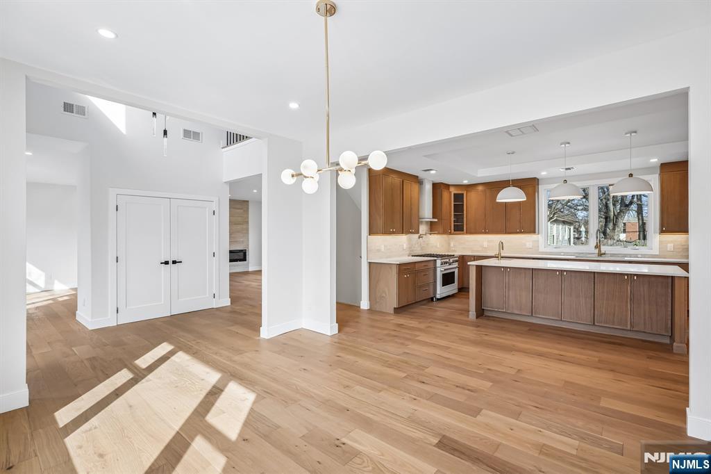 229 Sutton Place — photo 7