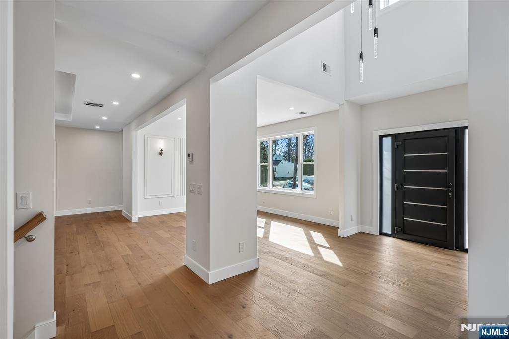229 Sutton Place — photo 9