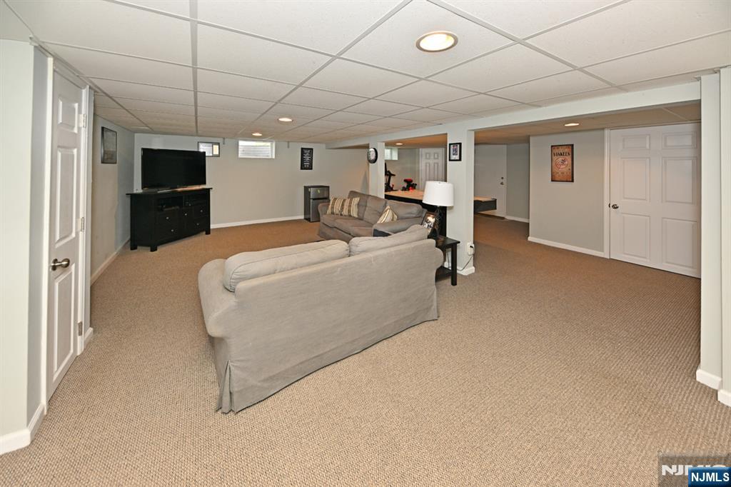 409 Walnut Street — photo 23