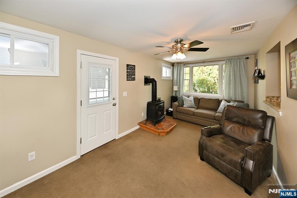 409 Walnut Street — photo 9