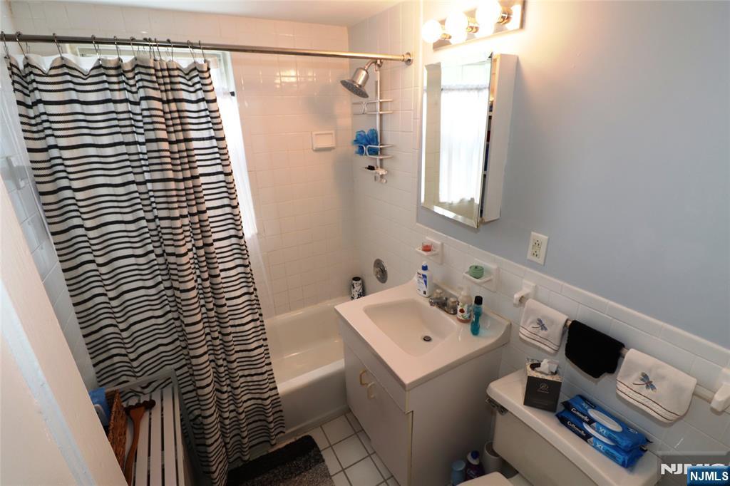 Unit 1 Main Bathroom