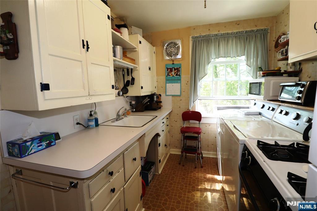 Unit 2 KItchen w/laundry