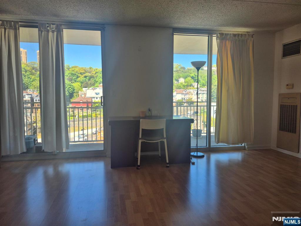 1055 River Road 902 - Photo 3